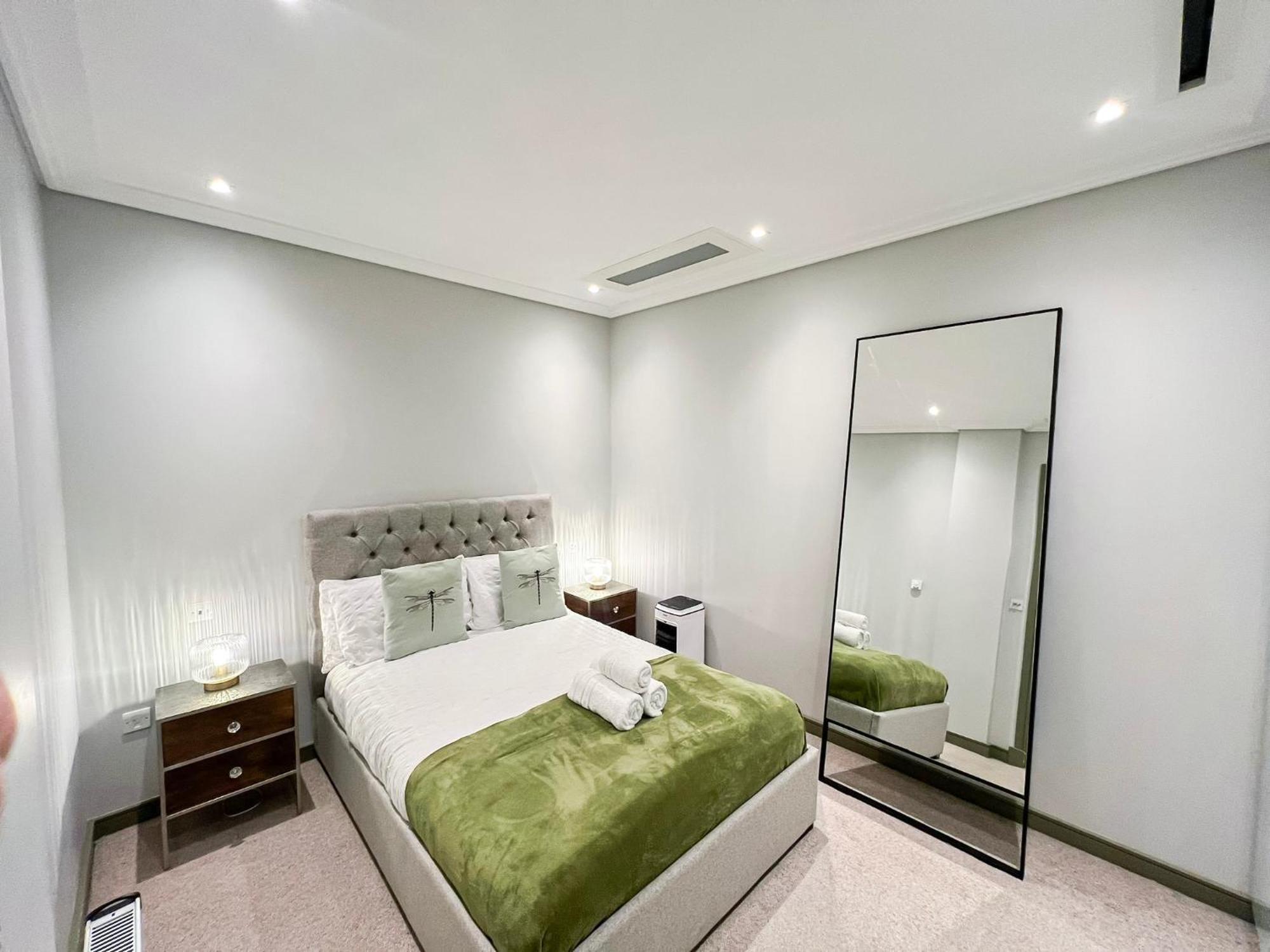 Posh 3 Bedroom Flat With Terrace And Indoor Fireplace In Mayfair, Near Hyde Park ลอนดอน ภายนอก รูปภาพ