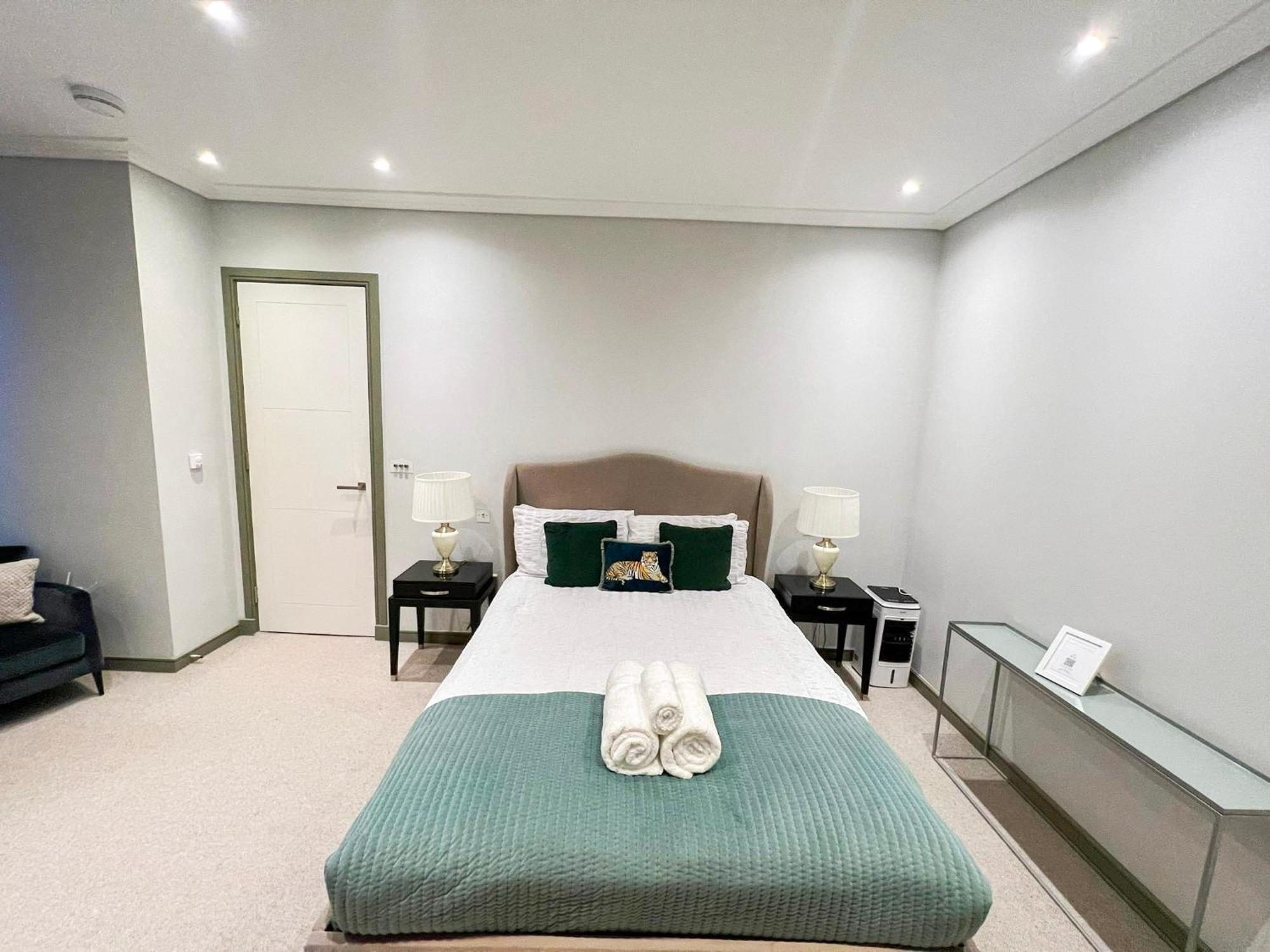 Posh 3 Bedroom Flat With Terrace And Indoor Fireplace In Mayfair, Near Hyde Park ลอนดอน ภายนอก รูปภาพ
